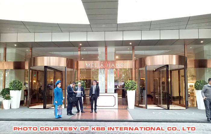 cua-xoay-3-4-canh-Melia Hanoi Hotel.jpg